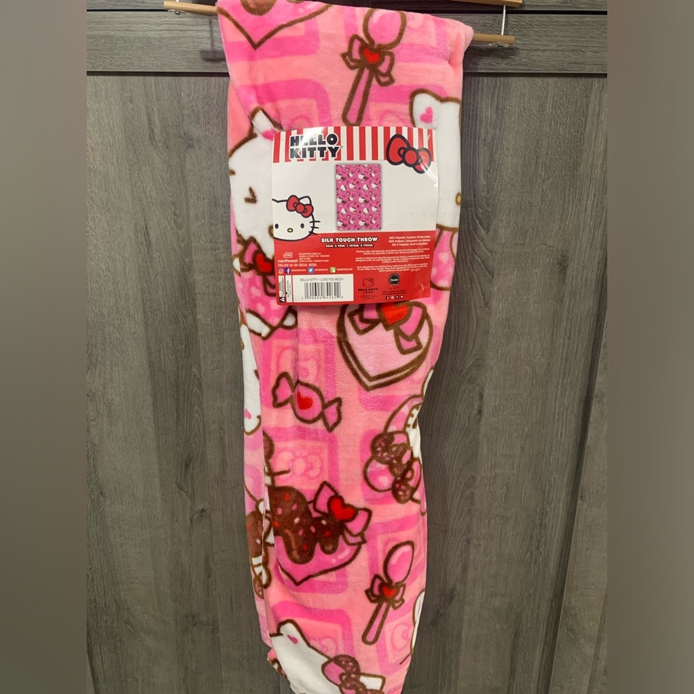 New Hello Kitty Chocolate Valentine 50 x 70 Plush Throw Blanket Tag & Hanger